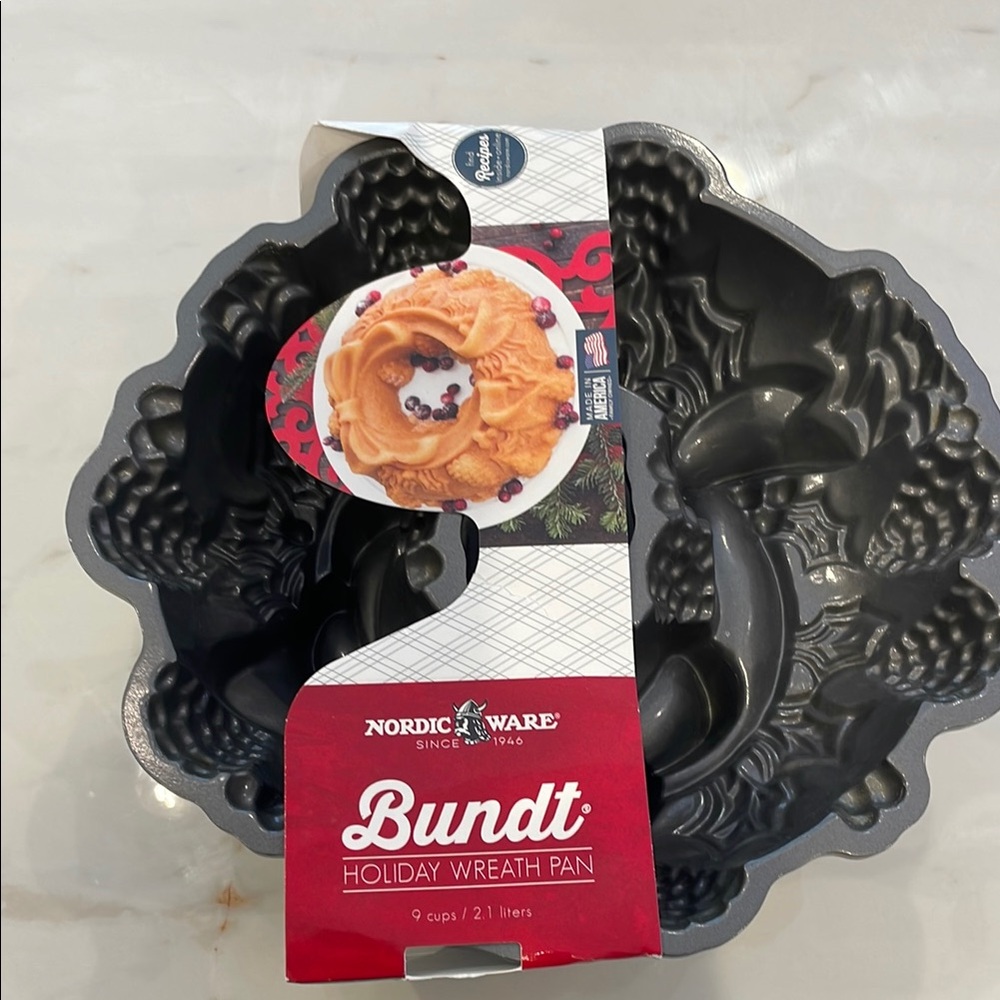 Nordic Ware Black Bakeware Bundt Cake Holiday Wreath Pan